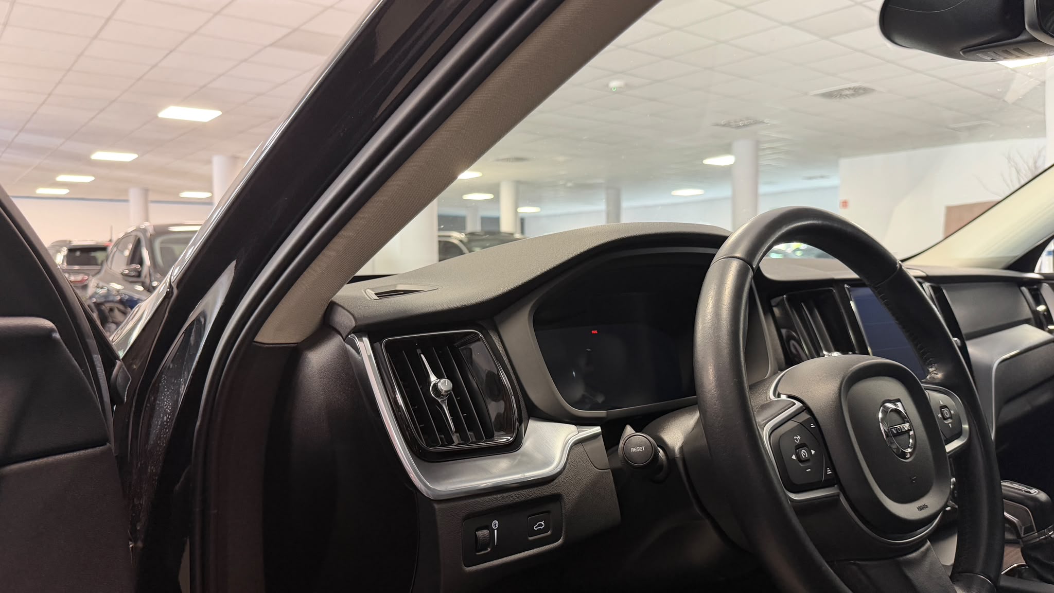 Volvo XC60 2020 - zdjęcie 13
